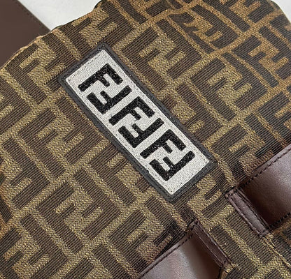 MOCHILA FENDI STRIKE 41 MEDIUM FF DE TELA JACQUARD MARRÓN MOCA