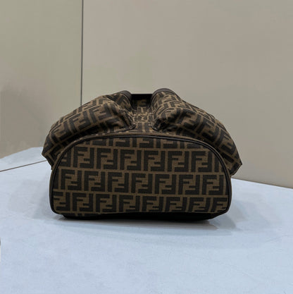 MOCHILA FENDI STRIKE 41 MEDIUM FF DE TELA JACQUARD MARRÓN MOCA
