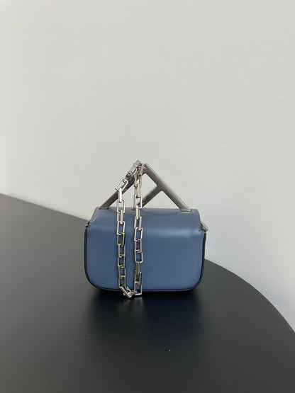 BOLSO FENDI MINI FIRST SIGHT 13 DE PIEL DE BECERRO AZUL PALOMO CON HERRAJES PLATEADOS