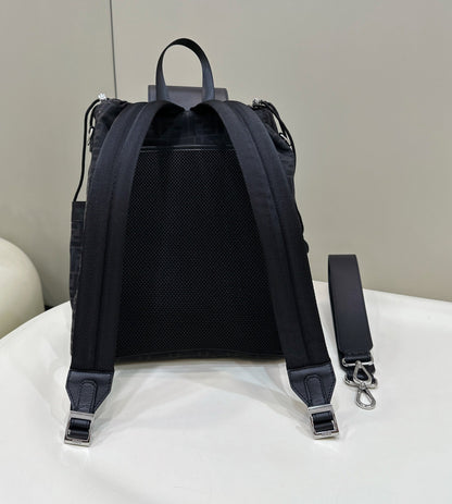 MOCHILA FENDI STRIKE 41 MEDIANA FF DE TELA JACQUARD NEGRA