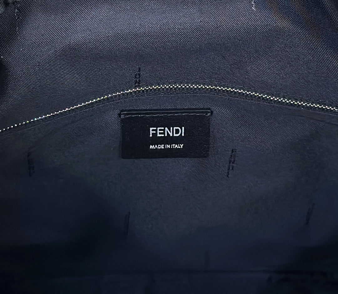 MOCHILA FENDI STRIKE 41 MEDIANA FF DE TELA JACQUARD NEGRA