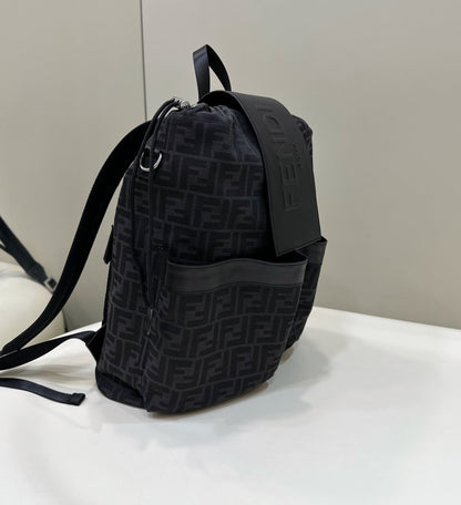 MOCHILA FENDI STRIKE 41 MEDIANA FF DE TELA JACQUARD NEGRA