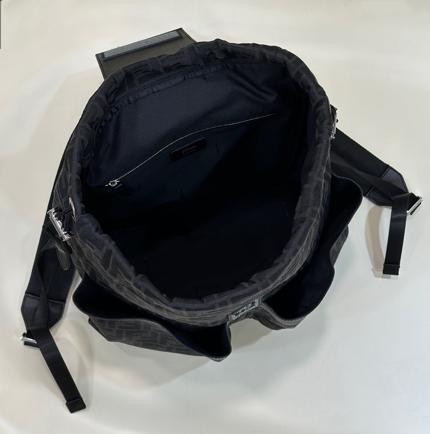 MOCHILA FENDI STRIKE 41 MEDIANA FF DE TELA JACQUARD NEGRA