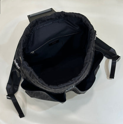 MOCHILA FENDI STRIKE 41 MEDIANA FF DE TELA JACQUARD NEGRA
