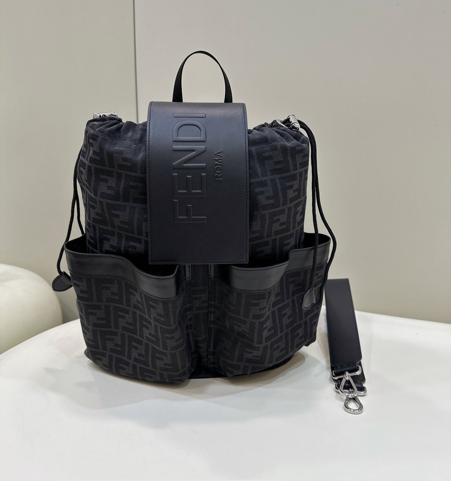 MOCHILA FENDI STRIKE 41 MEDIANA FF DE TELA JACQUARD NEGRA