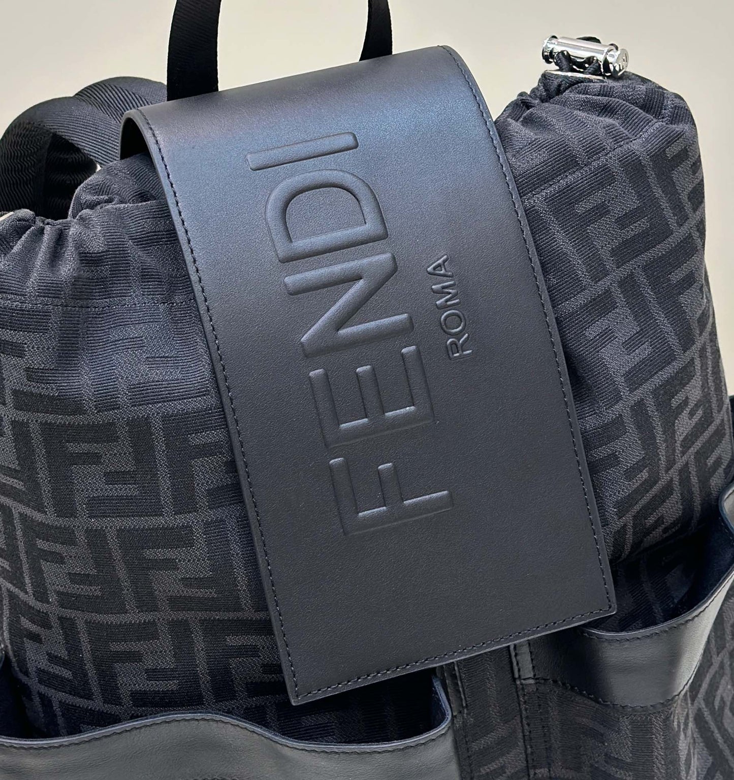 MOCHILA FENDI STRIKE 41 MEDIANA FF DE TELA JACQUARD NEGRA