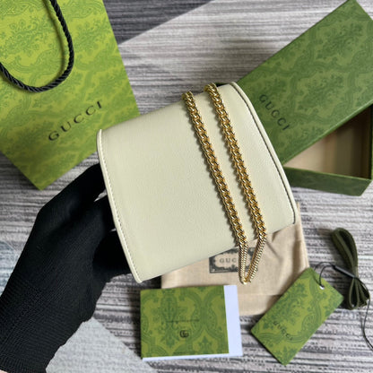 BOLSO DE HOMBRO MINI BLONDIE INTERLOCK DE 12" EN PIEL DE BECERRO BLANCA Y CADENA DORADA