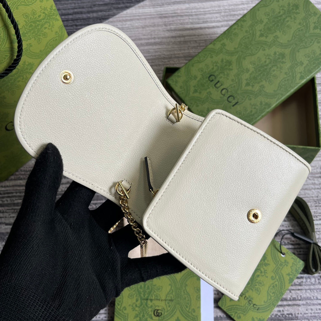 BOLSO DE HOMBRO MINI BLONDIE INTERLOCK DE 12" EN PIEL DE BECERRO BLANCA Y CADENA DORADA