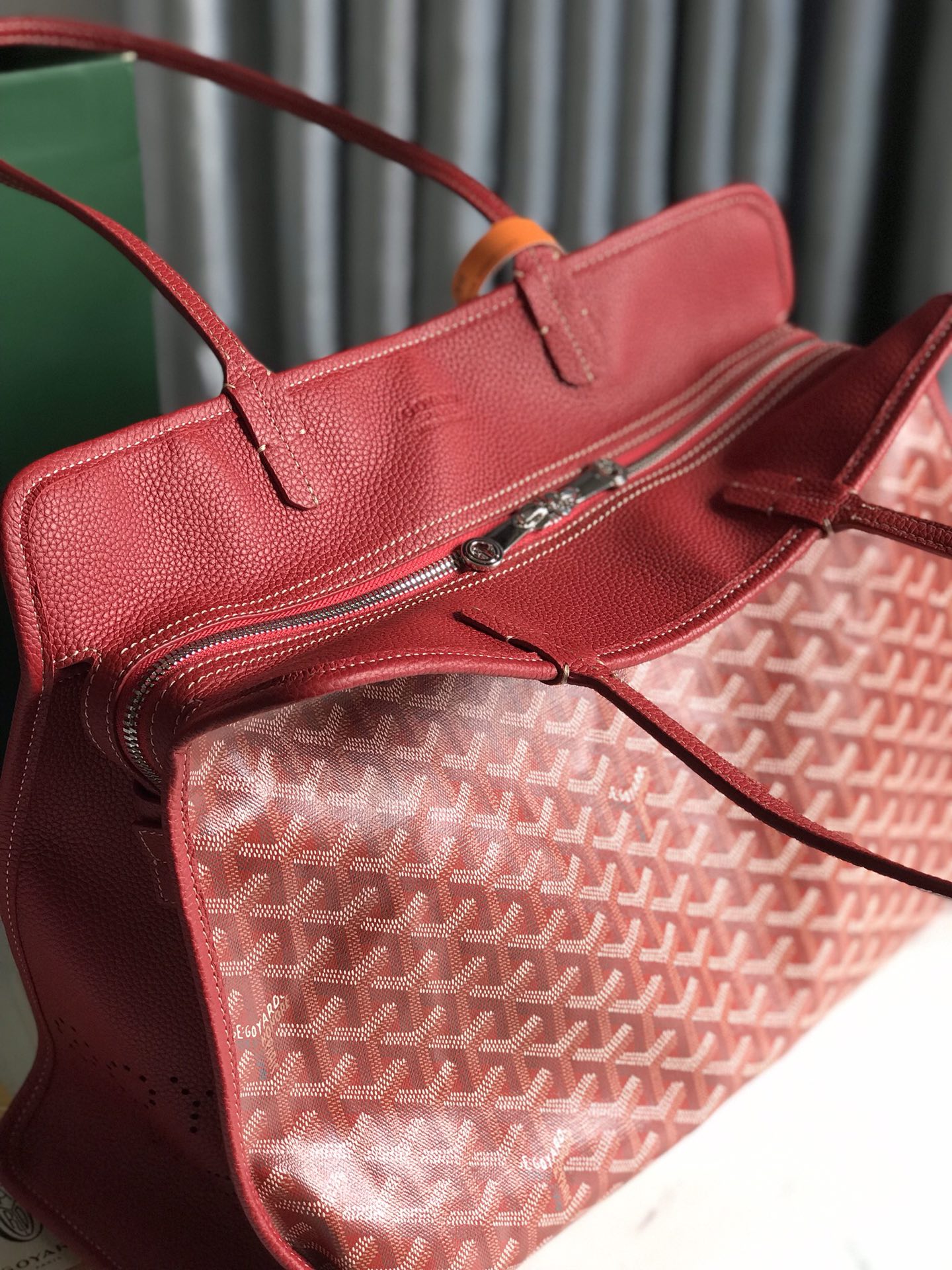 BOLSO HARDY PM 40 EN LONA GOYARDINE ROJA Y ADORNO DE CUERO TAURILLON
