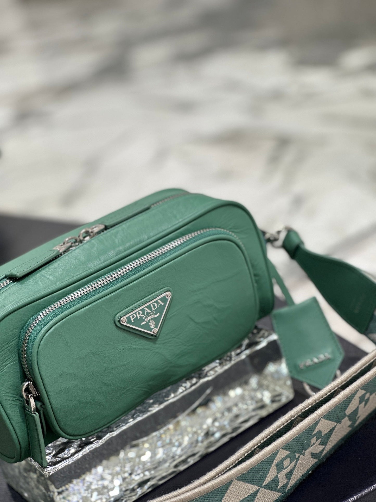 BOLSA PARA CÁMARA 23 EN PIEL DE CORDERO ARRUGADA VERDE CASTLETON