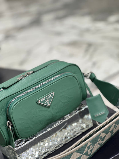 BOLSA PARA CÁMARA 23 EN PIEL DE CORDERO ARRUGADA VERDE CASTLETON