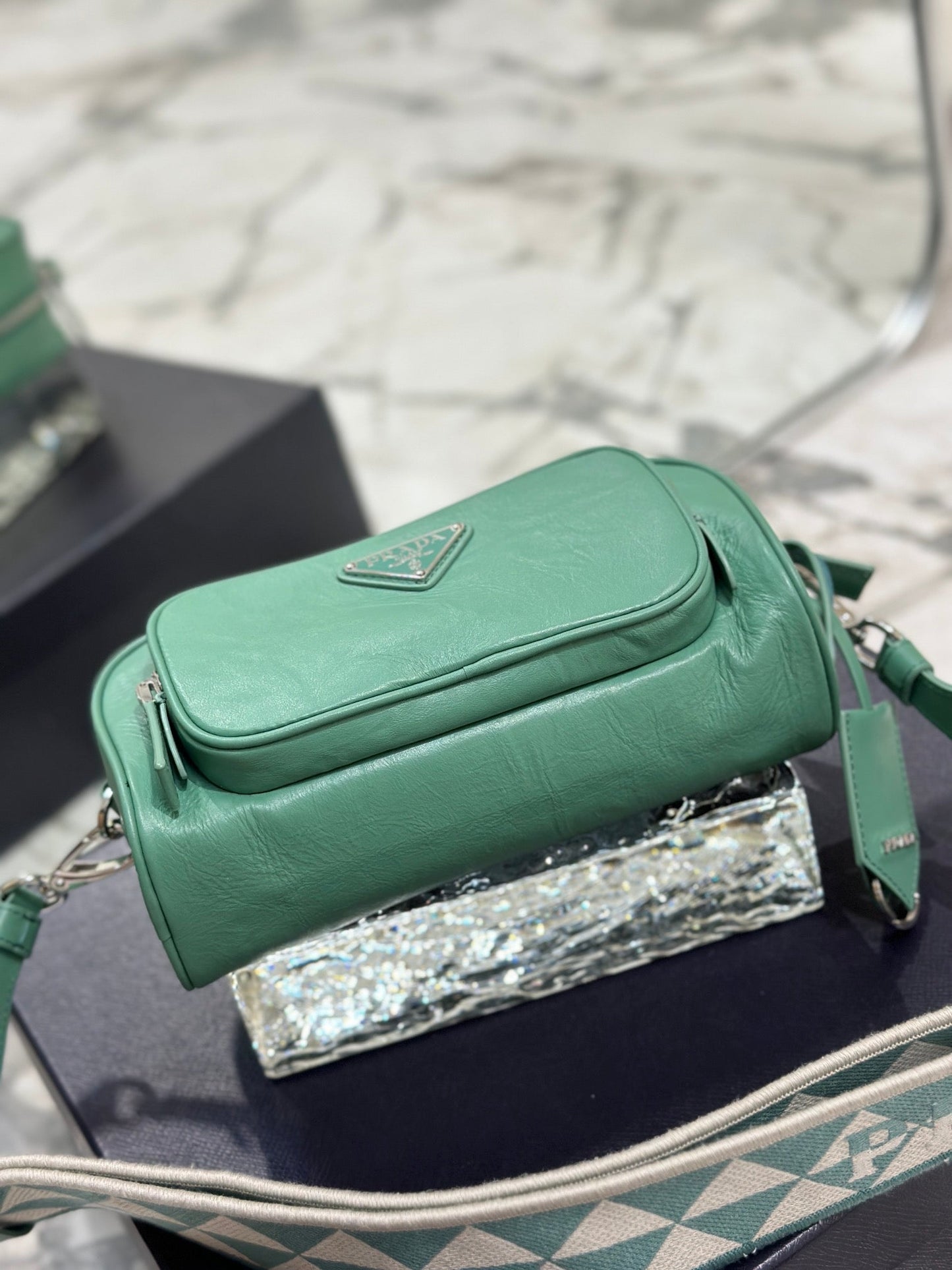BOLSA PARA CÁMARA 23 EN PIEL DE CORDERO ARRUGADA VERDE CASTLETON