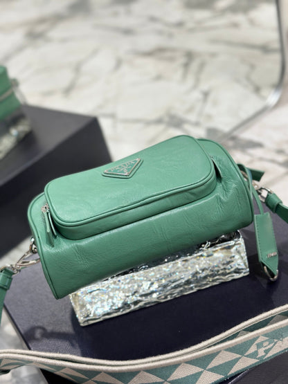 BOLSA PARA CÁMARA 23 EN PIEL DE CORDERO ARRUGADA VERDE CASTLETON