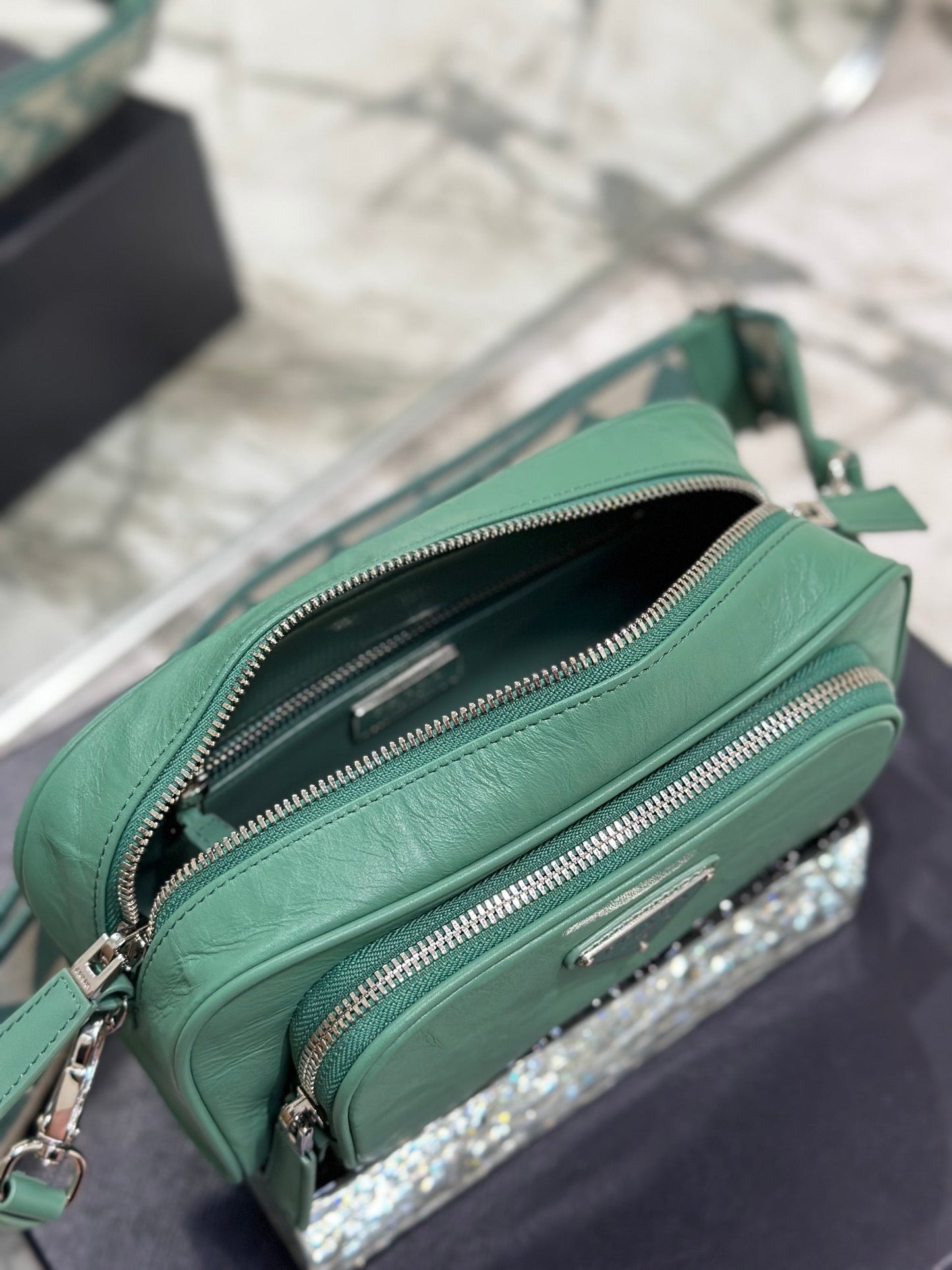 BOLSA PARA CÁMARA 23 EN PIEL DE CORDERO ARRUGADA VERDE CASTLETON