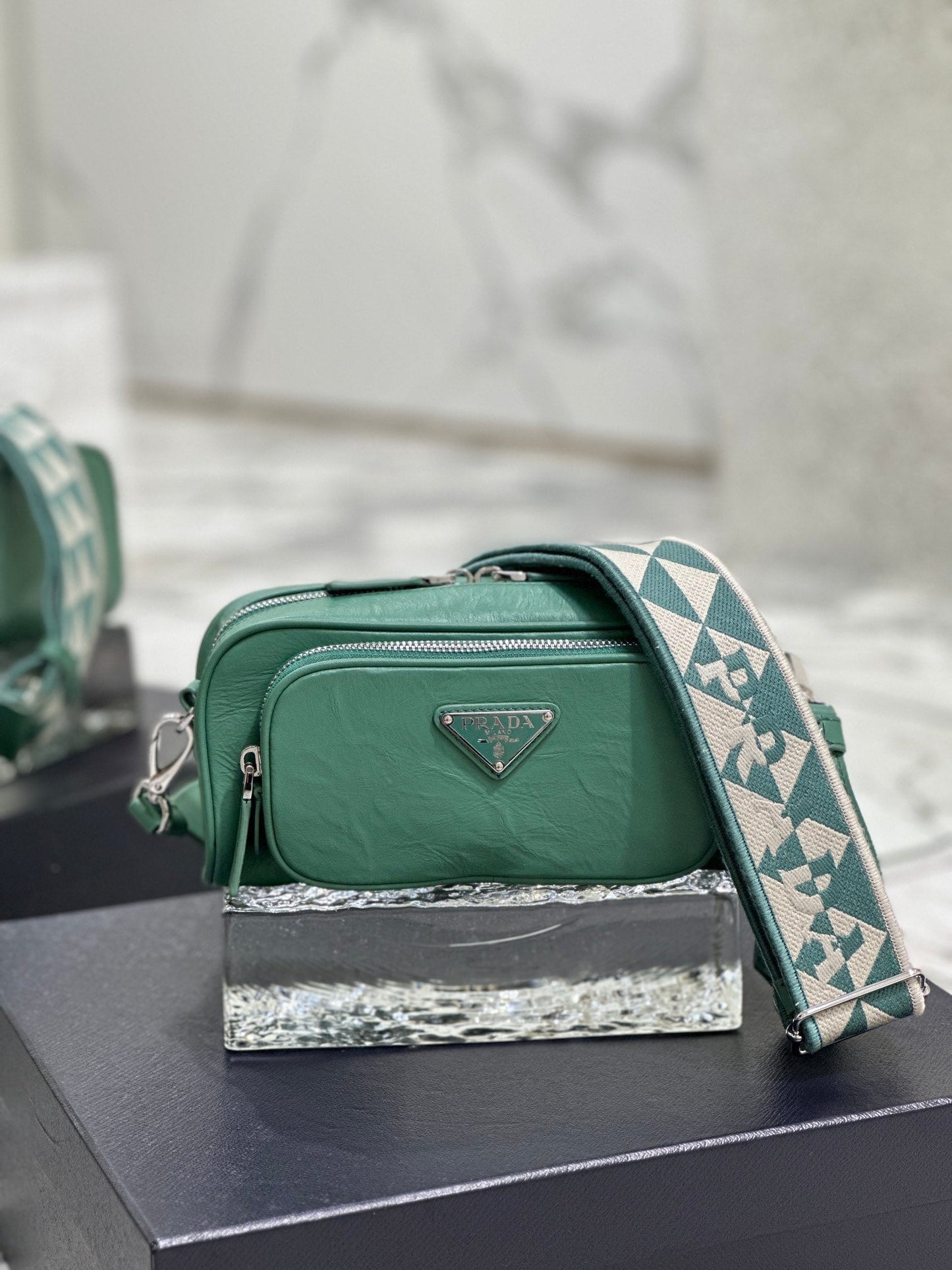 BOLSA PARA CÁMARA 23 EN PIEL DE CORDERO ARRUGADA VERDE CASTLETON