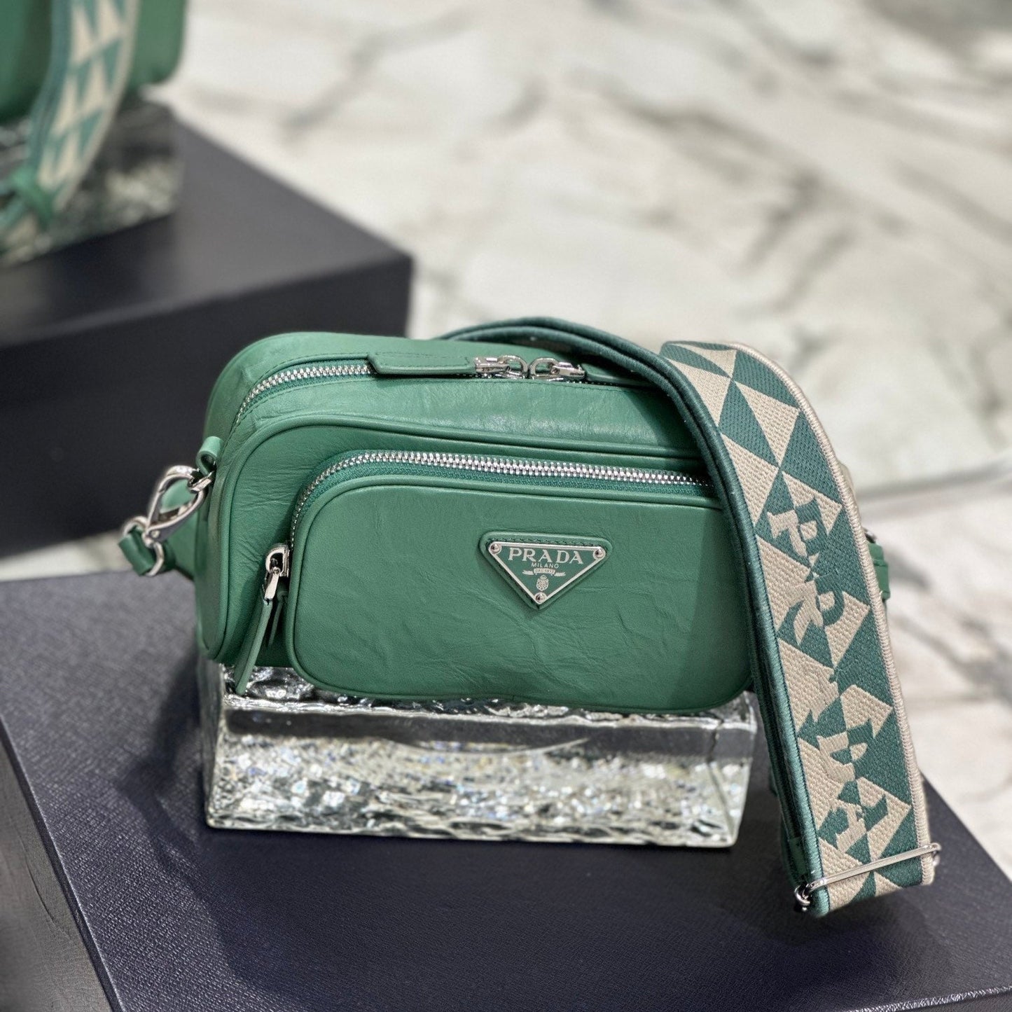 BOLSA PARA CÁMARA 23 EN PIEL DE CORDERO ARRUGADA VERDE CASTLETON