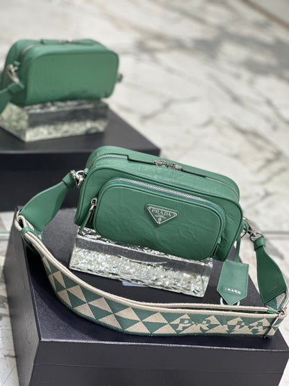 BOLSA PARA CÁMARA 23 EN PIEL DE CORDERO ARRUGADA VERDE CASTLETON