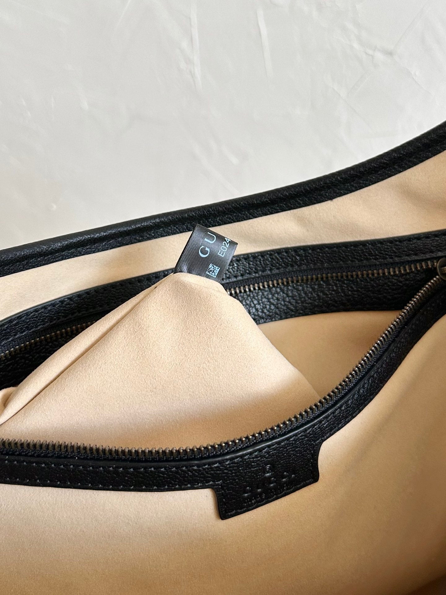 BOLSO GRANDE AFRODITA 47 DE LONA BEIGE Y PIEL DE BECERRO NEGRA