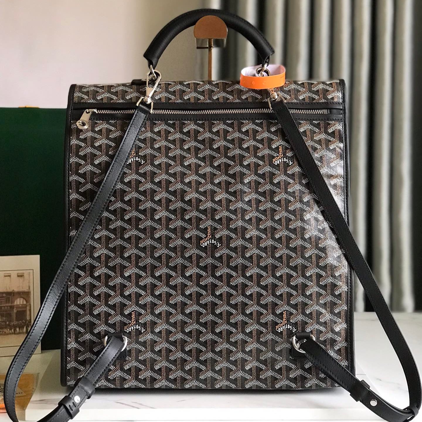 MOCHILA SAINT LÉGER 35 EN LONA GOYARDINE MIXTA MARRÓN Y NEGRO Y PIEL DE BECERRO CON PARCHE DE DIBUJOS ANIMADOS