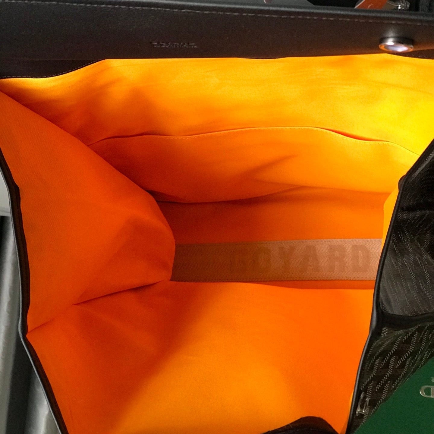 MOCHILA SAINT LÉGER 35 EN LONA GOYARDINE MIXTA MARRÓN Y NEGRO Y PIEL DE BECERRO CON PARCHE DE DIBUJOS ANIMADOS