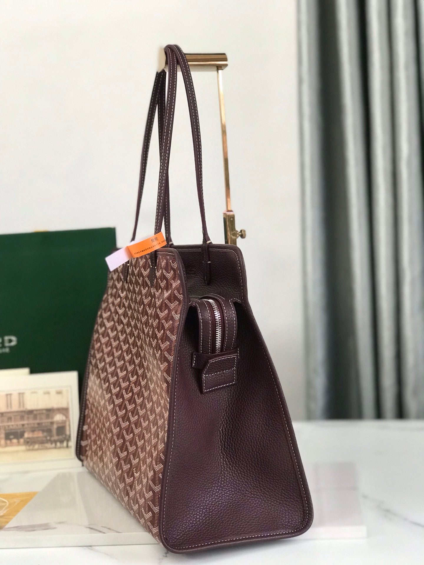 BOLSO HARDY PM 40 EN LONA GOYARDINE MARRÓN Y ADORNO DE CUERO TAURILLON