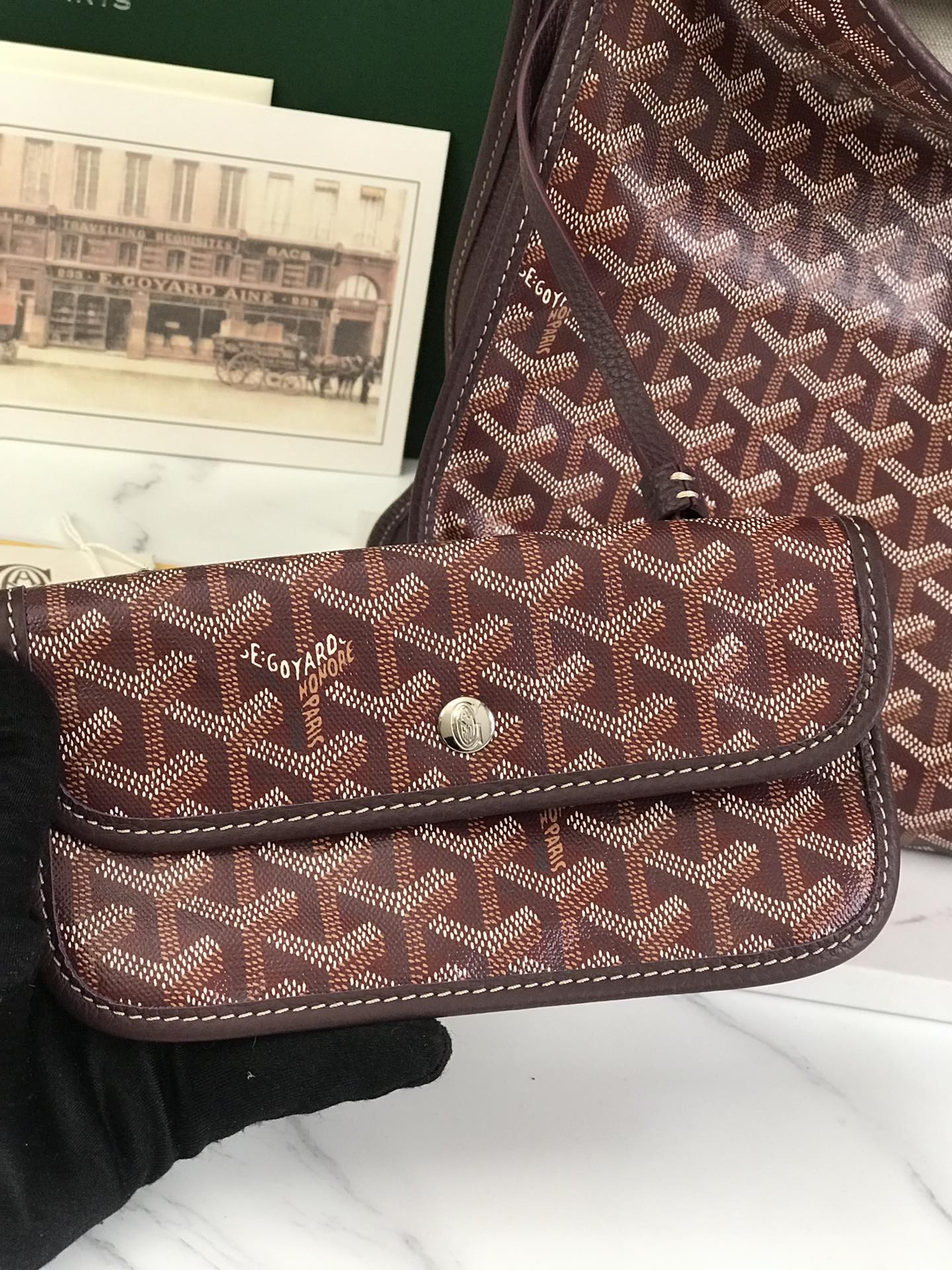 BOLSO HARDY PM 40 EN LONA GOYARDINE MARRÓN Y ADORNO DE CUERO TAURILLON