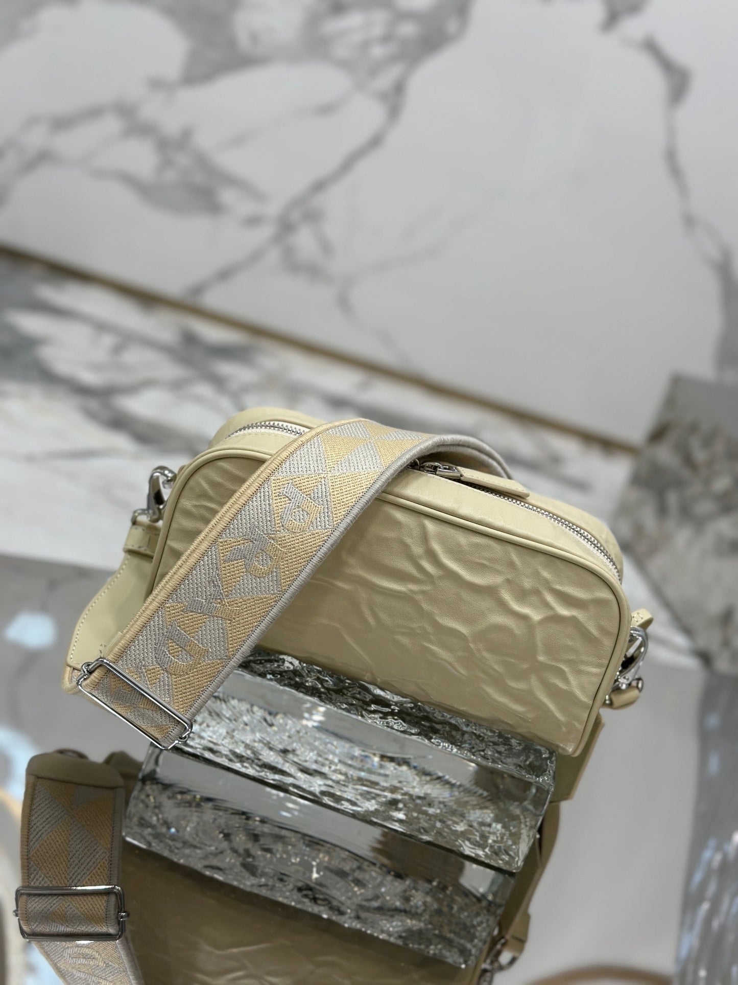 BOLSA PARA CÁMARA 23 EN PIEL DE CORDERO ARRUGADA COLOR CREMA