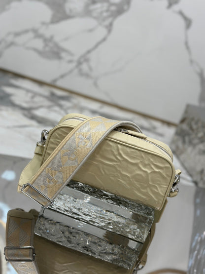 BOLSA PARA CÁMARA 23 EN PIEL DE CORDERO ARRUGADA COLOR CREMA