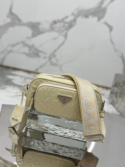 BOLSA PARA CÁMARA 23 EN PIEL DE CORDERO ARRUGADA COLOR CREMA