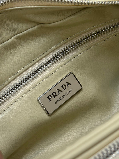 BOLSA PARA CÁMARA 23 EN PIEL DE CORDERO ARRUGADA COLOR CREMA