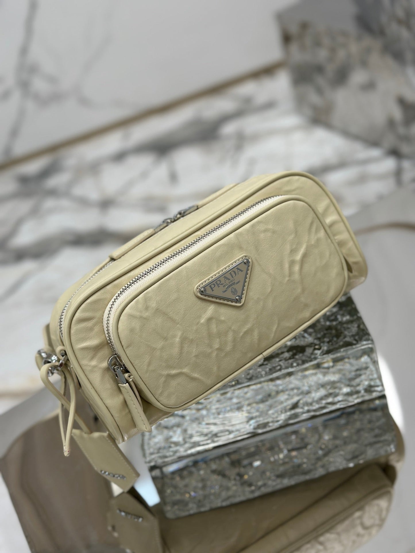 BOLSA PARA CÁMARA 23 EN PIEL DE CORDERO ARRUGADA COLOR CREMA