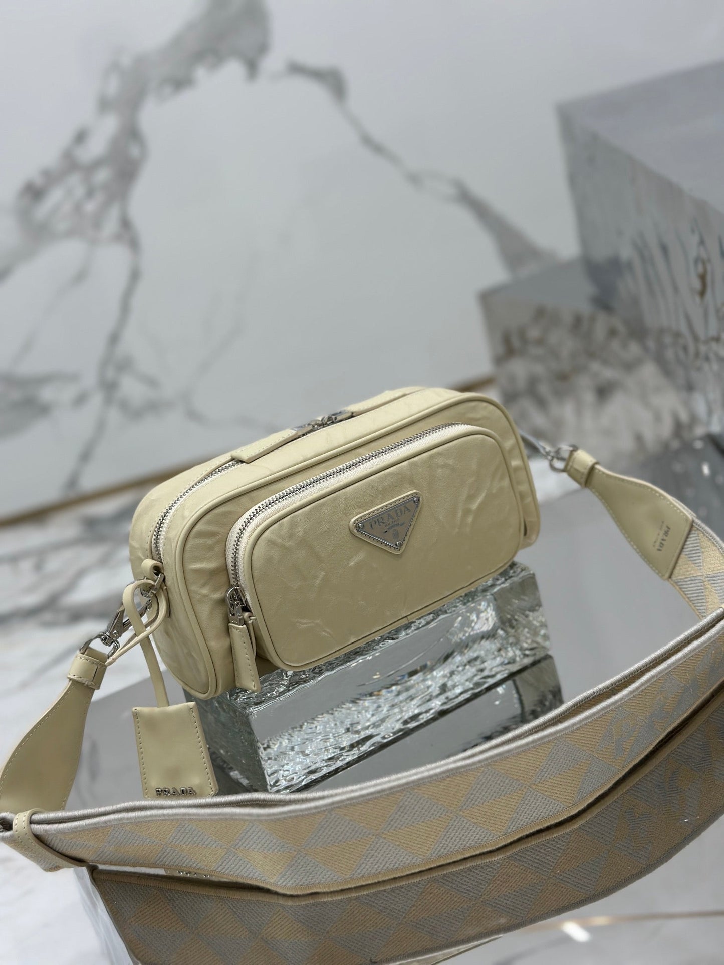 BOLSA PARA CÁMARA 23 EN PIEL DE CORDERO ARRUGADA COLOR CREMA