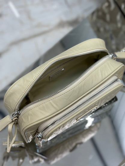 BOLSA PARA CÁMARA 23 EN PIEL DE CORDERO ARRUGADA COLOR CREMA