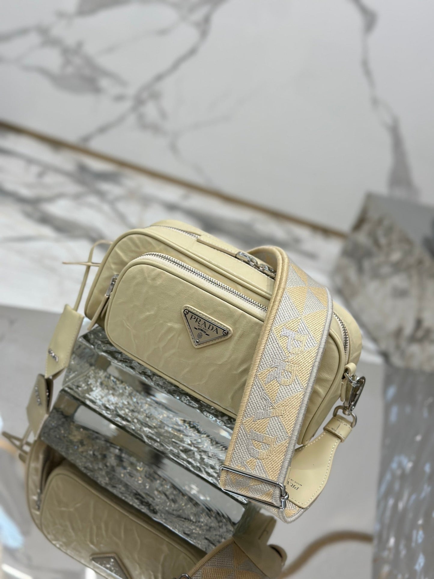 BOLSA PARA CÁMARA 23 EN PIEL DE CORDERO ARRUGADA COLOR CREMA