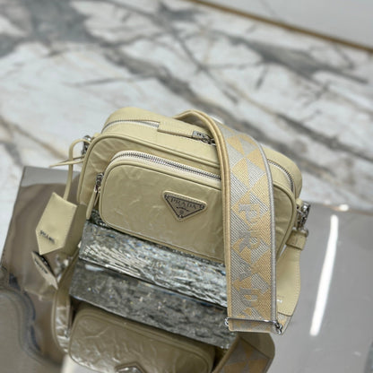 BOLSA PARA CÁMARA 23 EN PIEL DE CORDERO ARRUGADA COLOR CREMA