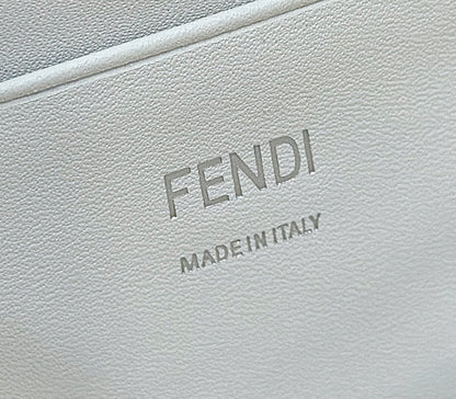 Sac baguette Fendi 19 en toile noire et blanche avec détails dorés