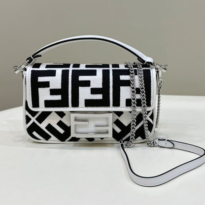 Sac baguette Fendi 19 en toile noire et blanche avec détails dorés