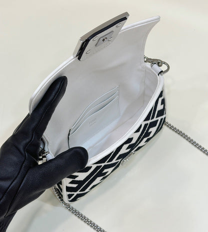 Sac baguette Fendi 19 en toile noire et blanche avec détails dorés