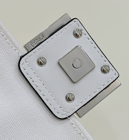 Sac baguette Fendi 19 en toile noire et blanche avec détails dorés