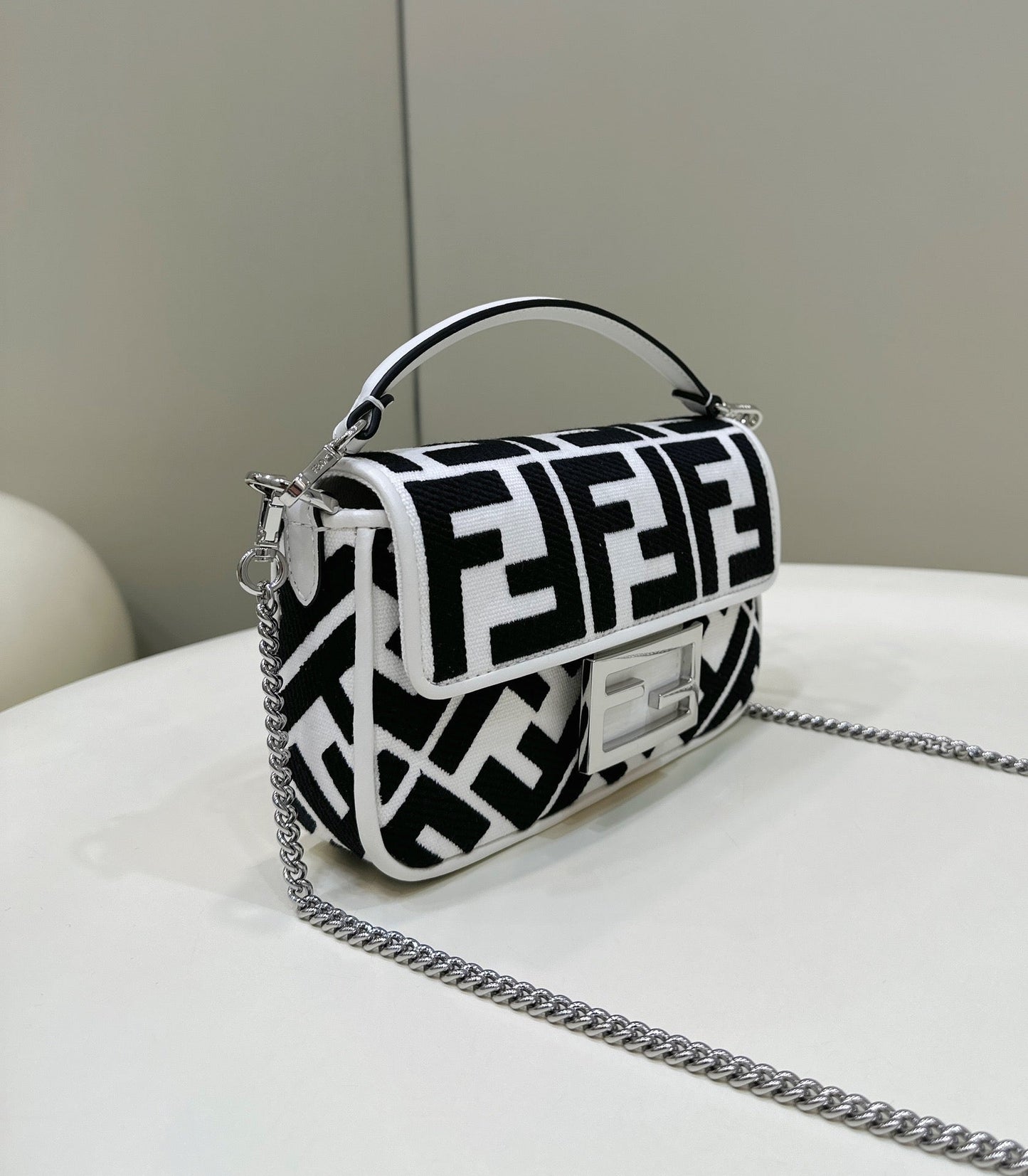 Sac baguette Fendi 19 en toile noire et blanche avec détails dorés