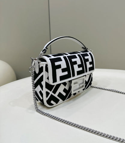 Sac baguette Fendi 19 en toile noire et blanche avec détails dorés