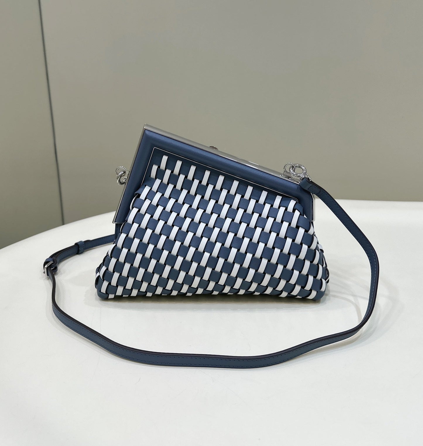 FENDI 26 FIRST PEQUEÑO EN PIEL DE BECERRO BLANCA MIXTA AZUL MEDIANOCHE CON HERRAJES PLATEADOS