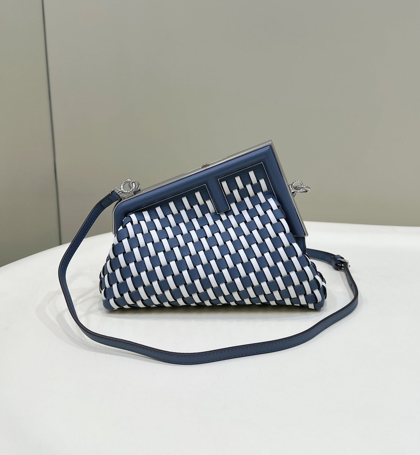 FENDI 26 FIRST PEQUEÑO EN PIEL DE BECERRO BLANCA MIXTA AZUL MEDIANOCHE CON HERRAJES PLATEADOS