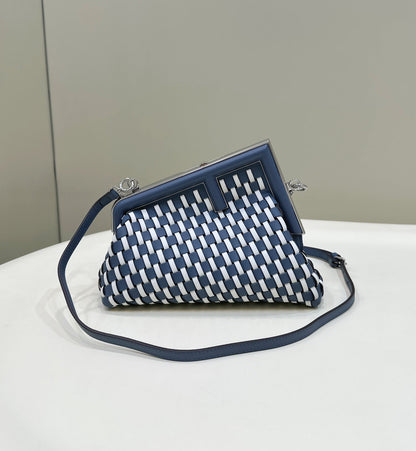 FENDI 26 FIRST PEQUEÑO EN PIEL DE BECERRO BLANCA MIXTA AZUL MEDIANOCHE CON HERRAJES PLATEADOS