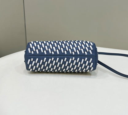 FENDI 26 FIRST PEQUEÑO EN PIEL DE BECERRO BLANCA MIXTA AZUL MEDIANOCHE CON HERRAJES PLATEADOS