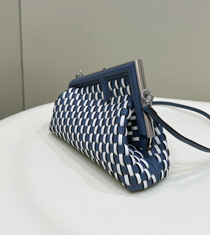 FENDI 26 FIRST PEQUEÑO EN PIEL DE BECERRO BLANCA MIXTA AZUL MEDIANOCHE CON HERRAJES PLATEADOS