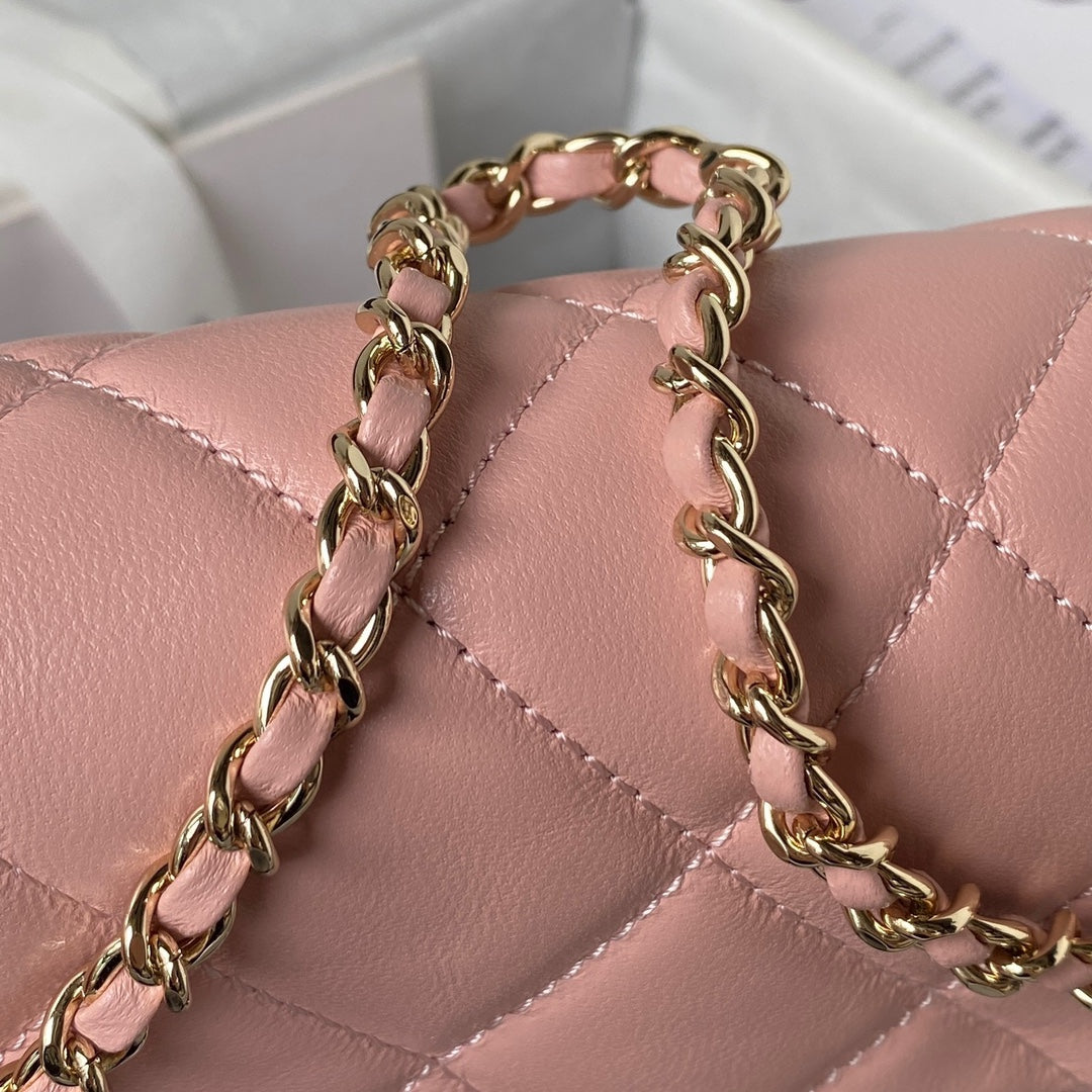 Pochette CC 26 avec chaîne en cuir de veau rose clair
