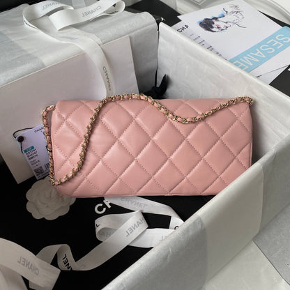Pochette CC 26 avec chaîne en cuir de veau rose clair