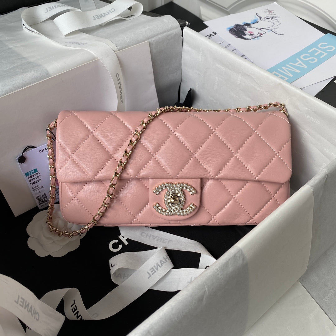 Pochette CC 26 avec chaîne en cuir de veau rose clair