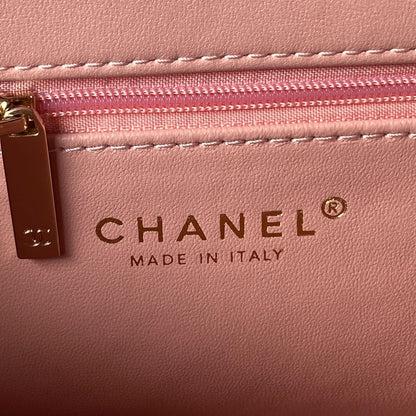 Pochette CC 26 avec chaîne en cuir de veau rose clair